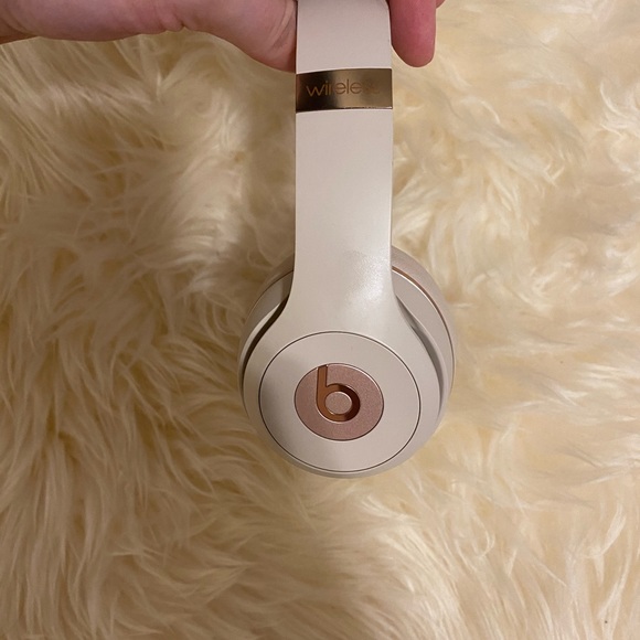 Beats Solo 3 Headphones - Picture 4 of 5